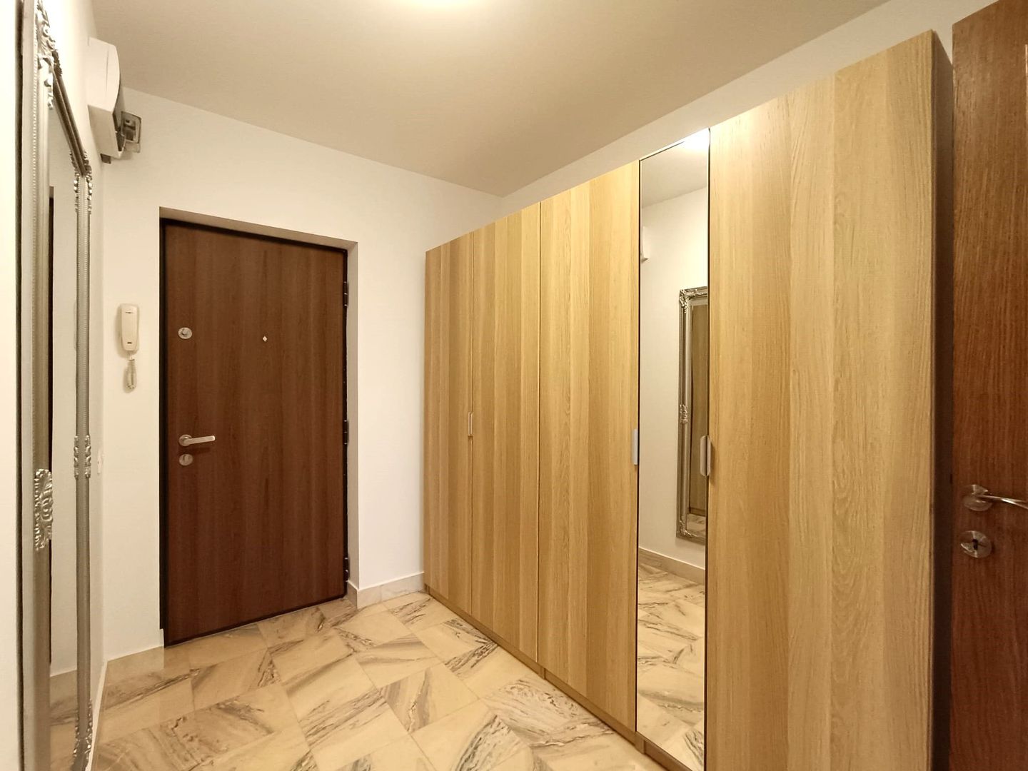 Inchiriem 2 camere complet renovat si mobilat zona 1 Mai - Poză 20