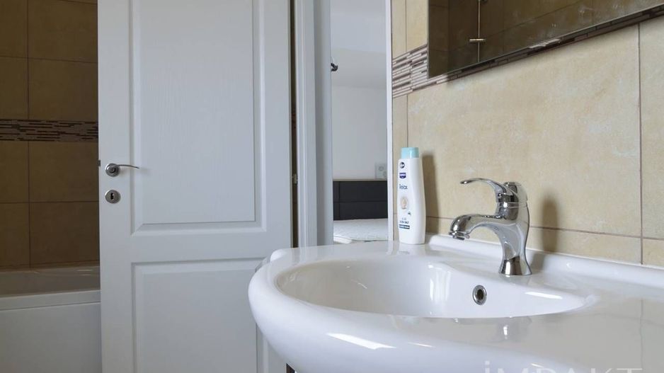 Casa cuplata cu 6 camere si curte in cartierul Intre lacuri. - Poză 8