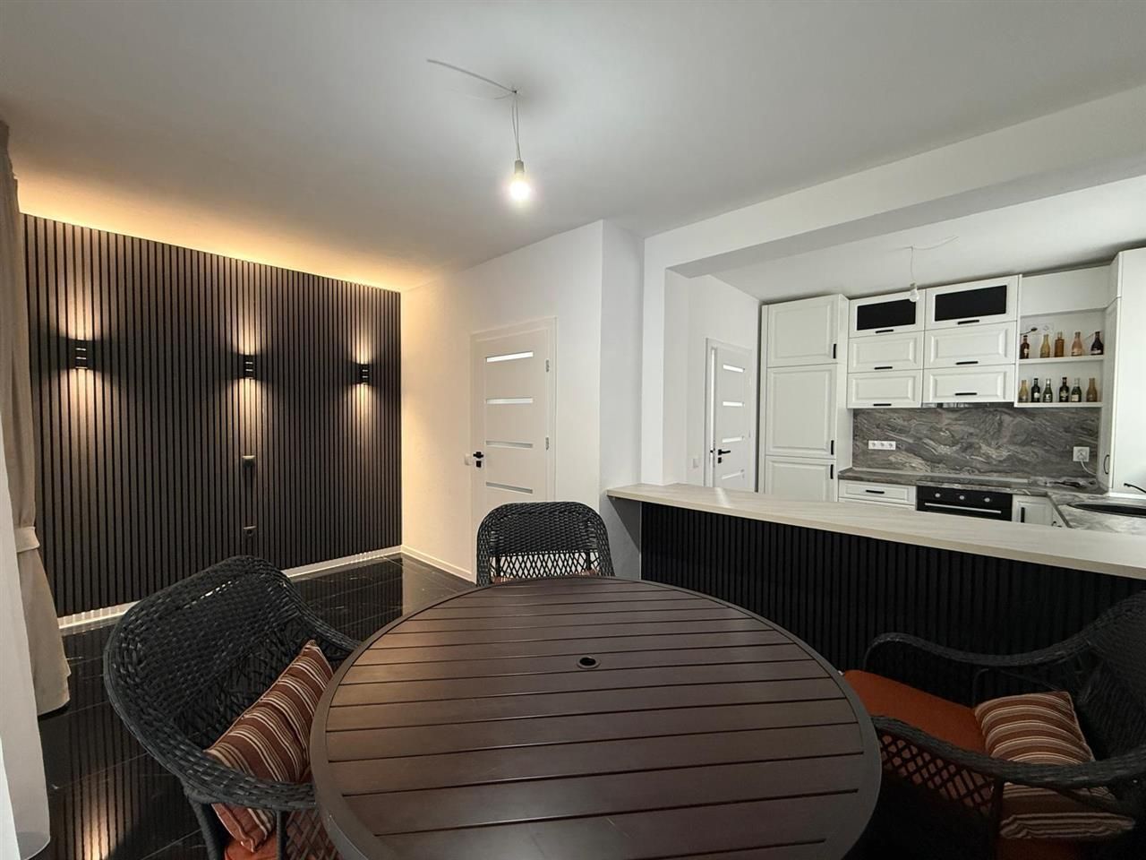 Apartament de vânzare 2 camere decomandate, mobilat și utilat - Poză 2