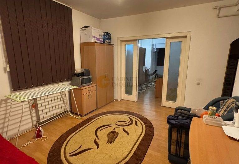 2 camere I Piata Sfintii Voievozi - Victoriei I Parter inalt - Poză 1