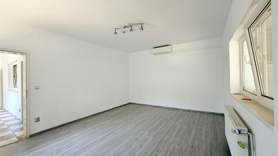 Imobil de închiriat cu locuri de parcare, curte si anexe - Poză 19