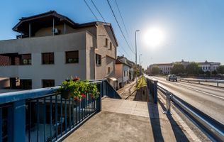 Apartament tip casă | 3 camere & curte | zona Colegiului Moise Nicoară