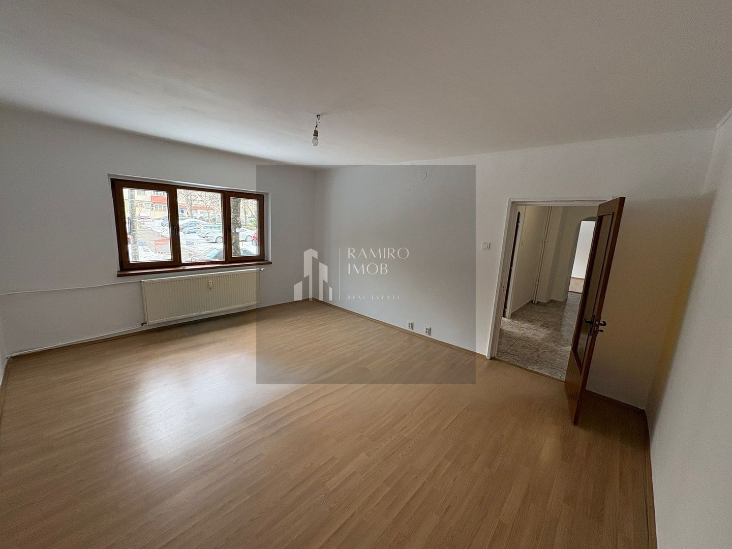 Apartament 2 camere decomandat an 1990 - metrou Eroii Revolutiei - Poză 1