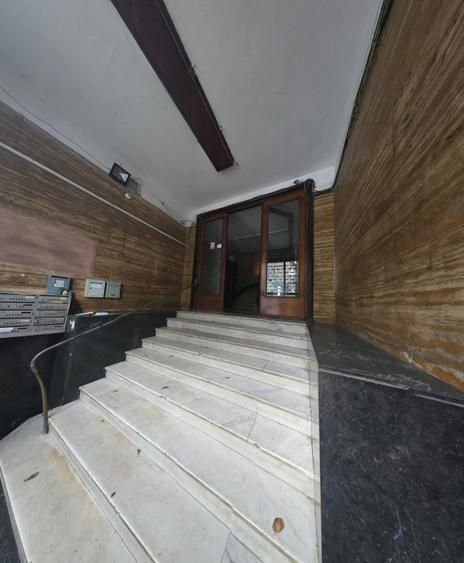 Apartament 5 camere, garaj, 2 boxe subsol, 4/6, bloc interbelic . - Poză 1