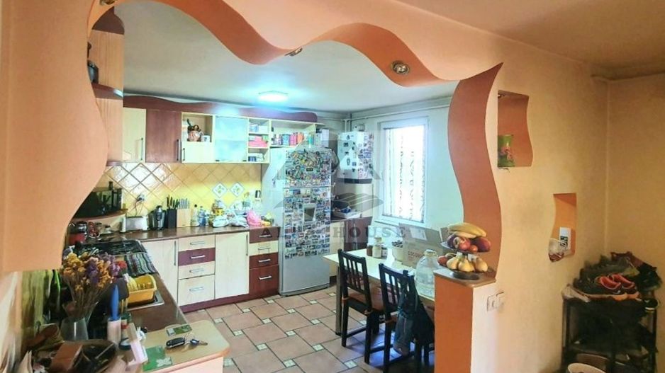 Apartament cu patru camere, zona Tractorul 90 mp - Poză 2