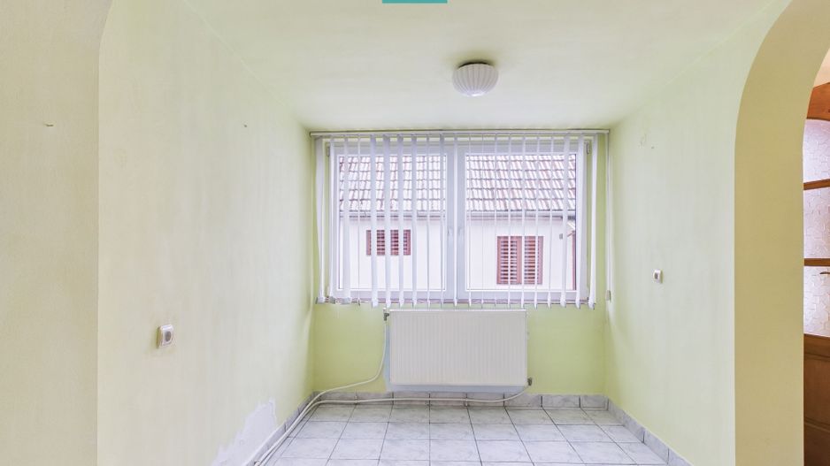 Casă cu 2 corpuri  și 5 camere în Livada - Poză 9