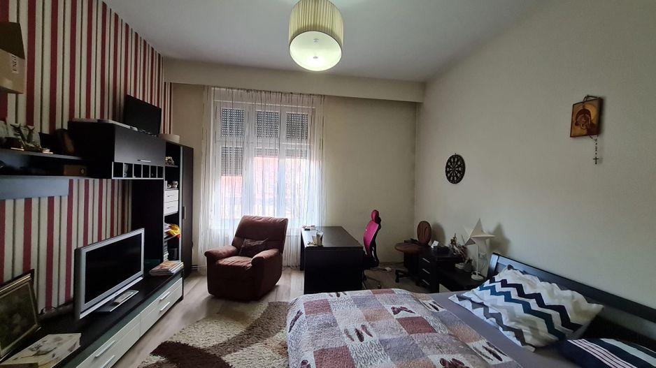 Vila generoasa,destinatii multiple - Poză 2