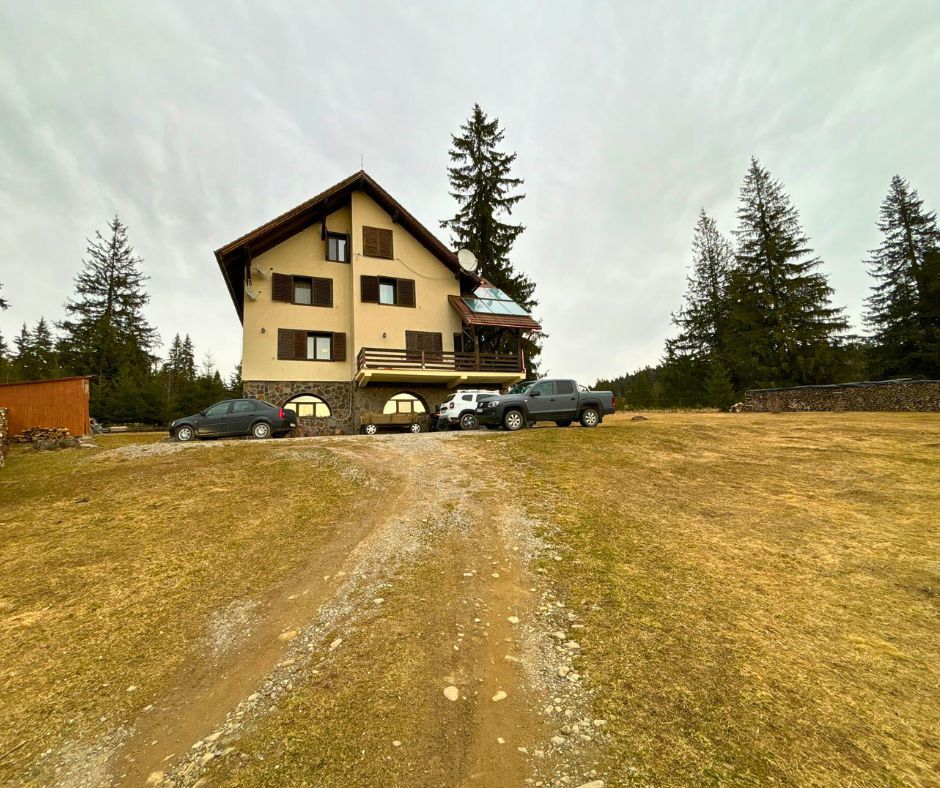 Vilă cu 10 camere P+2E+M 400 M² utili 2800 M² Teren Comandau - Poză 17