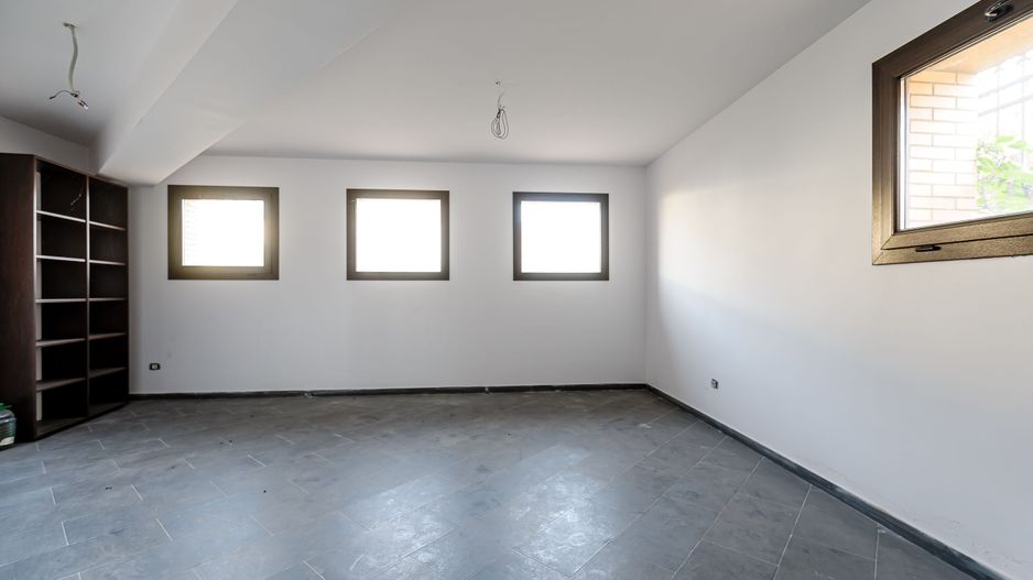 Clădire comercială în zona Grădiște. - Poză 5