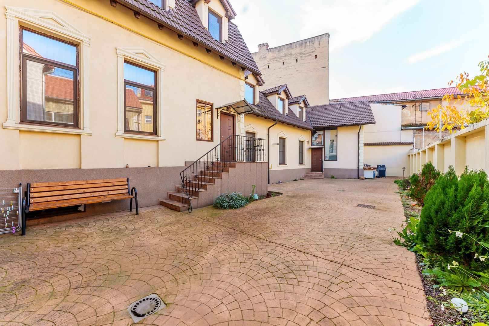 Apartament spațios, cu potențial multiplu, central - Poză 1