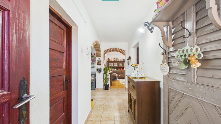 Casă cu 6 camere pe teren de 2029 mp – Miniş - Poză 9