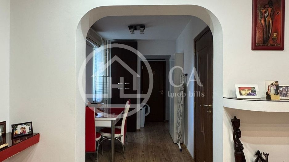 Apartament de vânzare cu 4 camere în zona Rogerius, Oradea - Poză 2