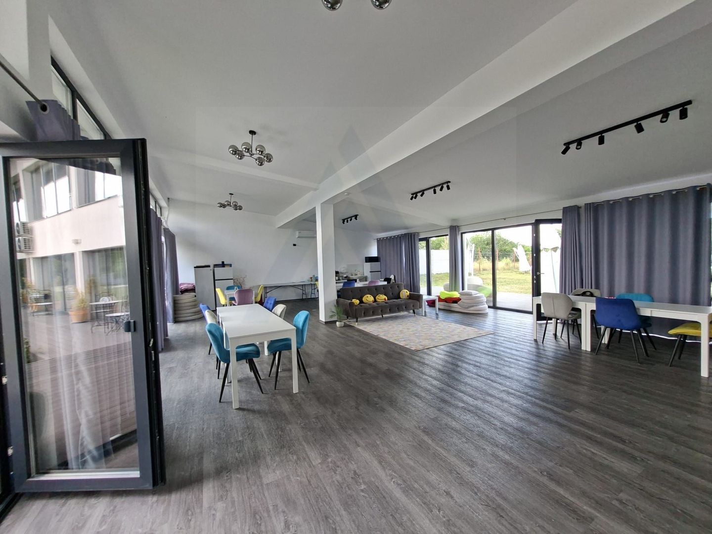 Pensiune 600 mp an 2023 si casa 130 mp teren 4600 mp zona V. Avrigului - Poză 16