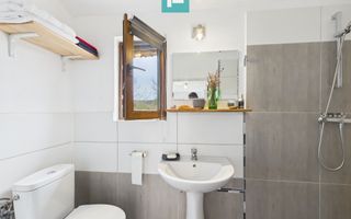 Casă renovată în localitatea Comănești, Arad - Poză 13