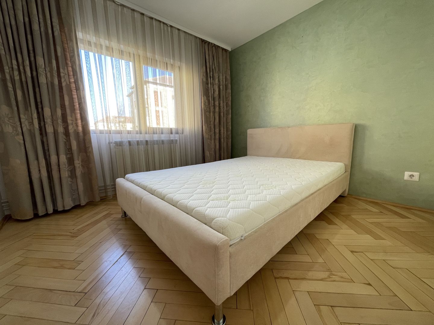 Apartament cu patru camere si garaj in zona Aradului - Poză 8