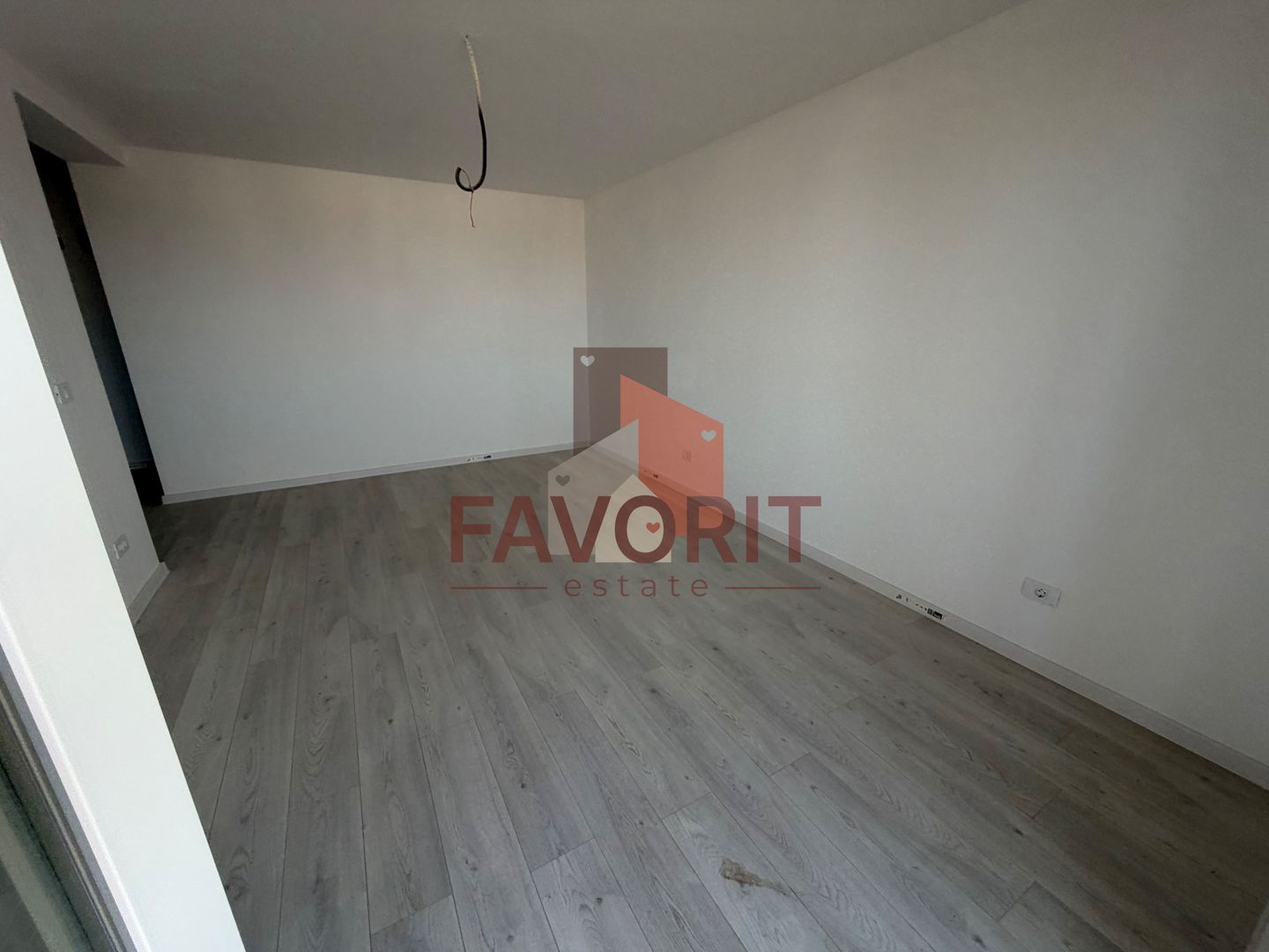 Decomandat. Disponibil imediat. Strada asfaltata - Poză 3