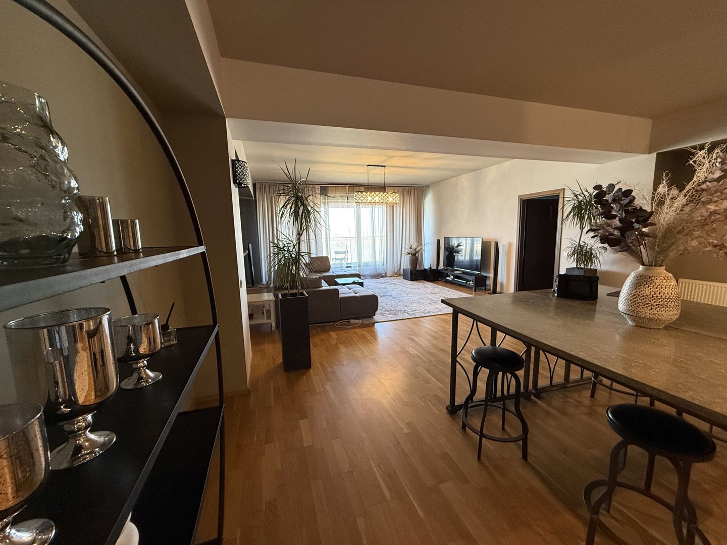 Refugiu Urban cu Lumină Naturală și Eleganță în Inima Pipera - Poză 1