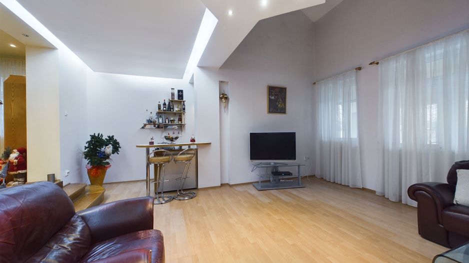 Casă situată Central în Dumbrăvița - Poză 4