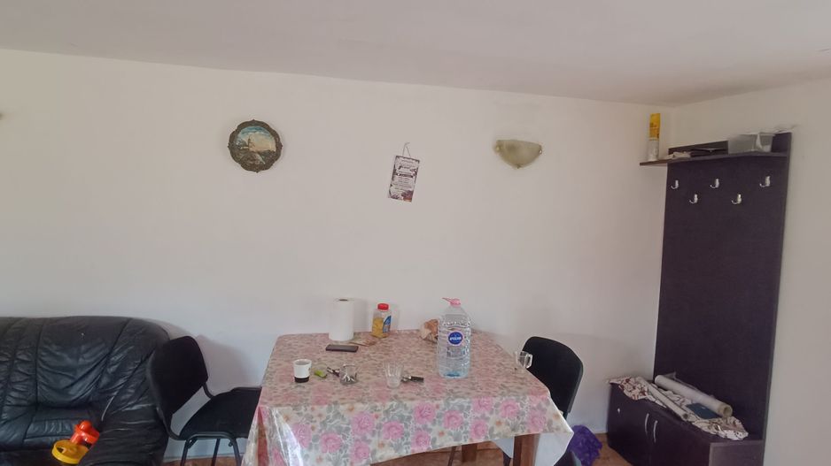 Casă spațioasă cu 4 camere , curte și teren generos în Mașloc - Poză 18