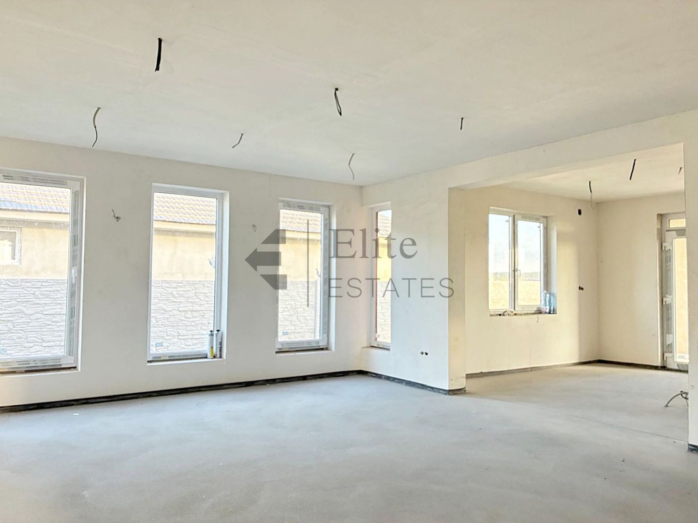 Casa cu 4 camere de vanzare in Cihei - Poză 1