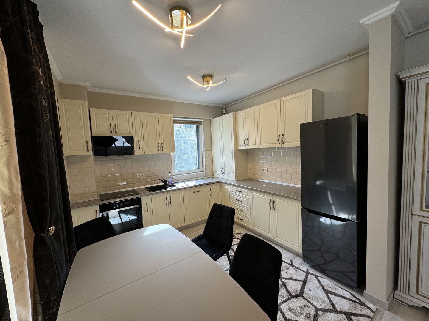 Apartament cu 2 camere mobilat si utilat de lux - Poză 10