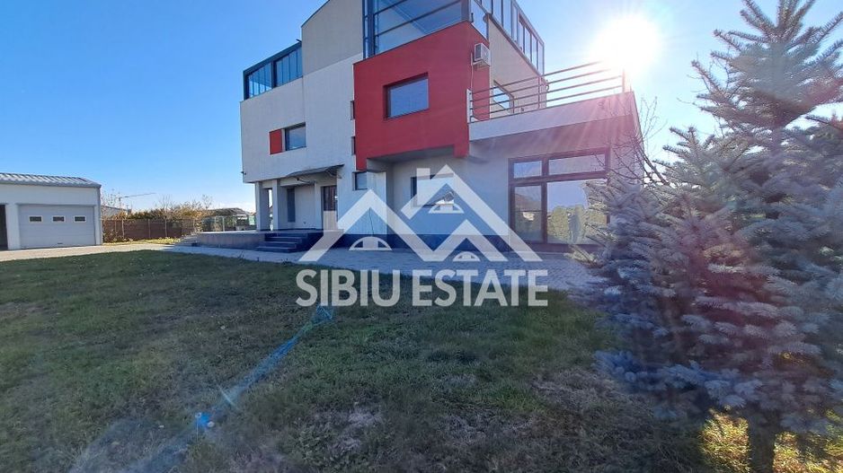 Casa cu 4 garaje, terase panoramice, teren mare - Poză 29