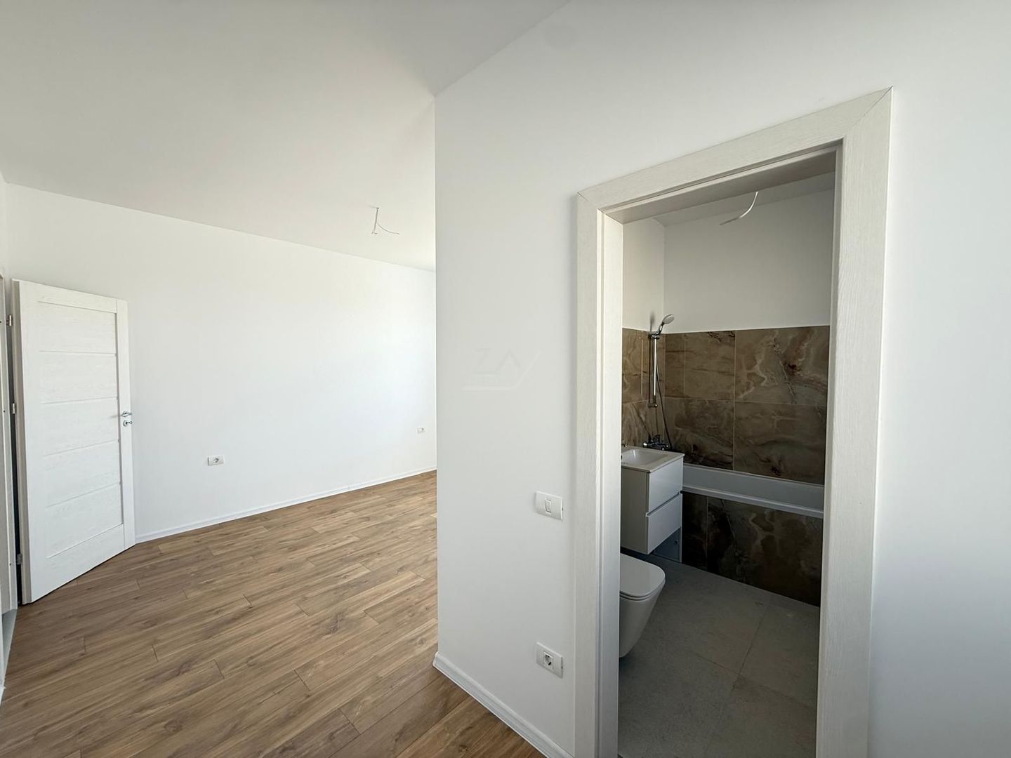 COMISION 0! Duplex finalizat - 5 camere, 3 bai. Panouri fotovoltaice. - Poză 8
