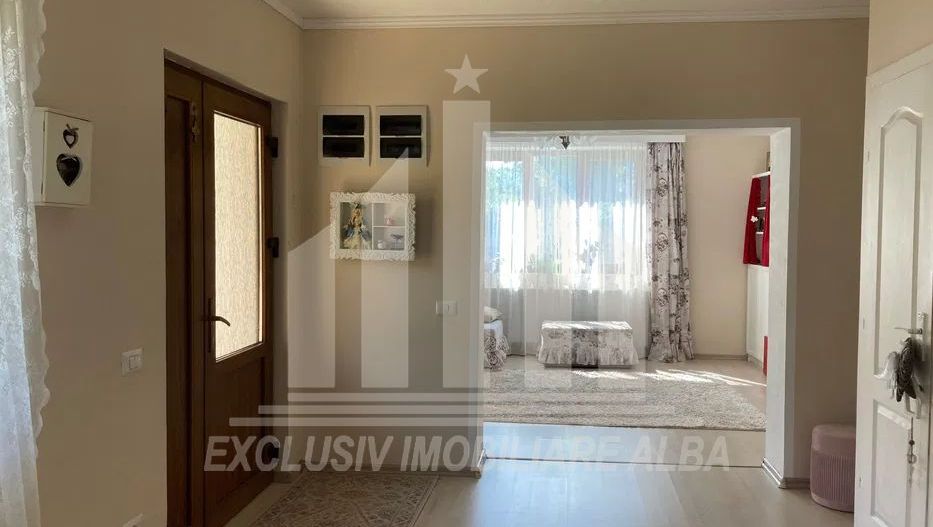 Casa individuala de vanzare, Lipoveni - Centru - Poză 4