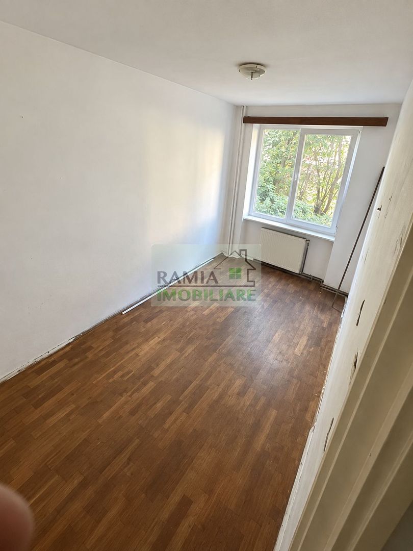 Apartament 3 camere Tractorul, ideal pentru renovare și personalizare - Poză 4