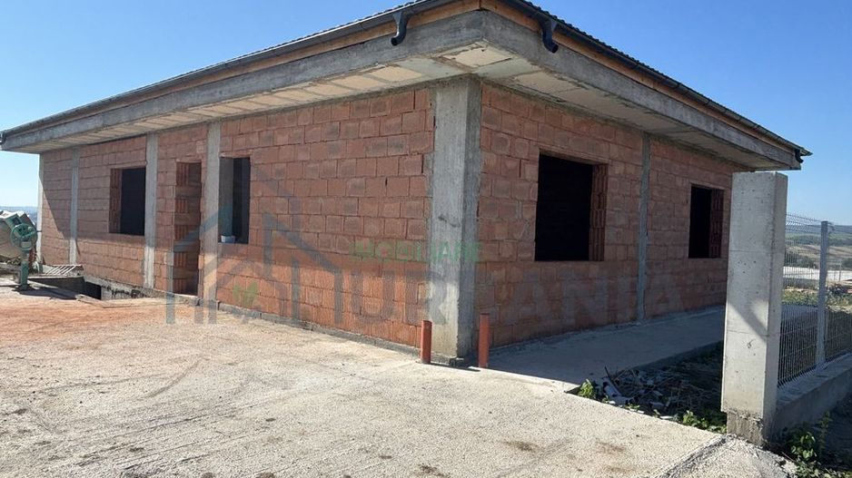 Casă la roșu cu beci de 30 mp și curte betonată, Târgu Frumos - Poză 4