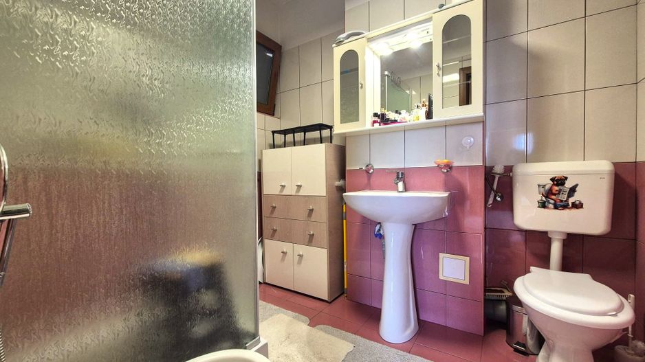 Tractoru, zonă liniștită de case, apartament spațios 3 camere cu garaj - Poză 12