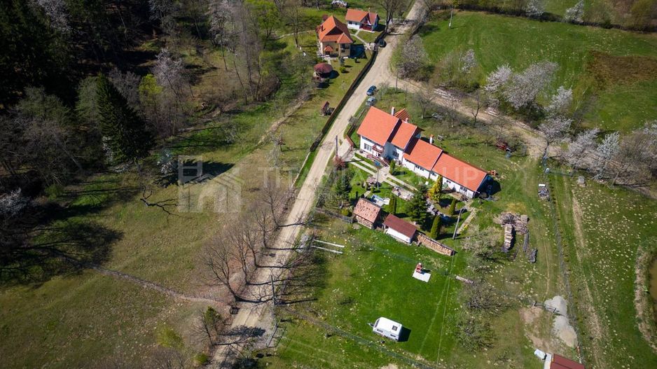 Teren intravilan, pretabil pentru casa de vacanta, 2000 mp - Poză 2