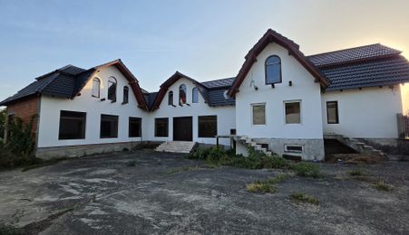 Casă 300 mp  cu posibilități multiple în Covăsânț