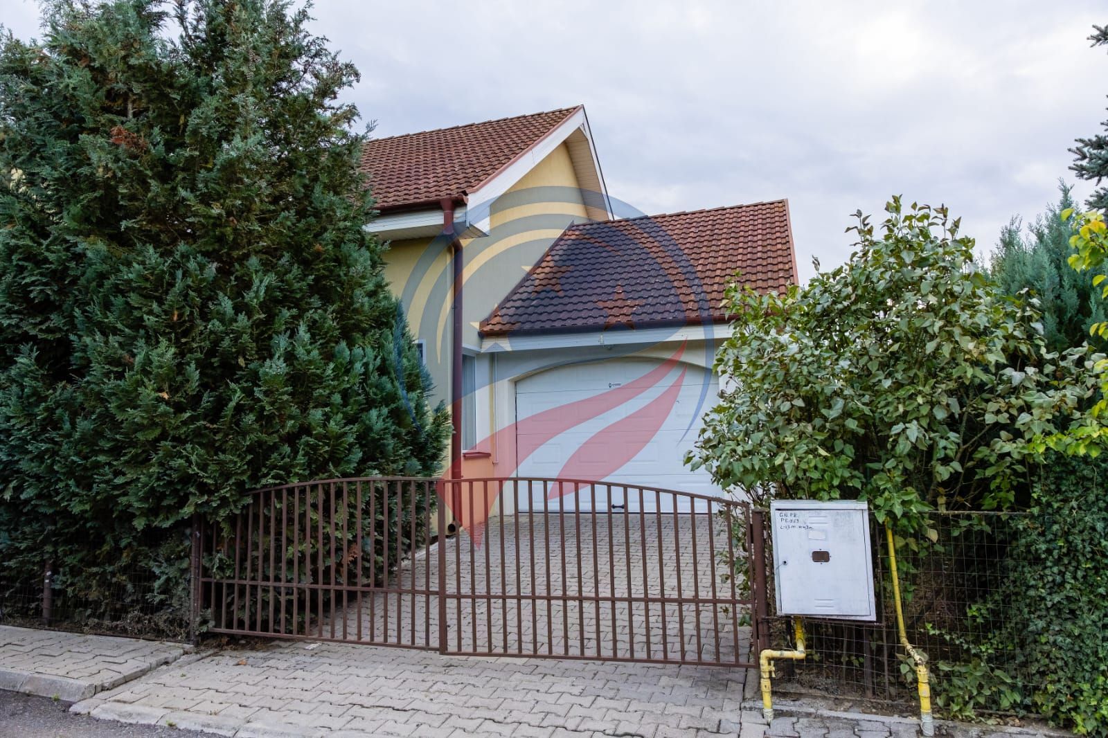 Vila superba cu cinci camere zona centrala - Poză 3