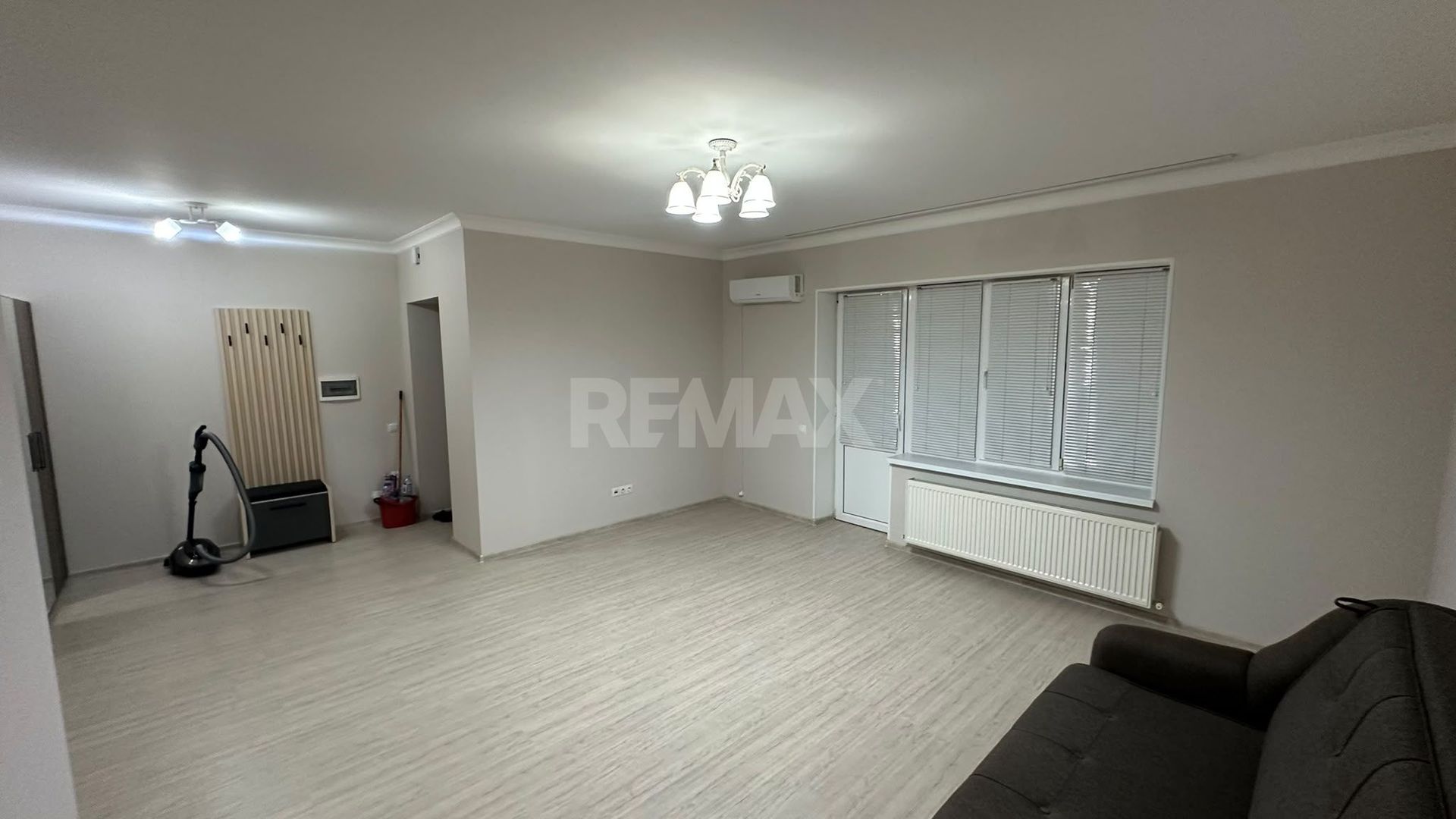 De vinzare Apartament 2 camere si balcon + living cu logie - Poză 24