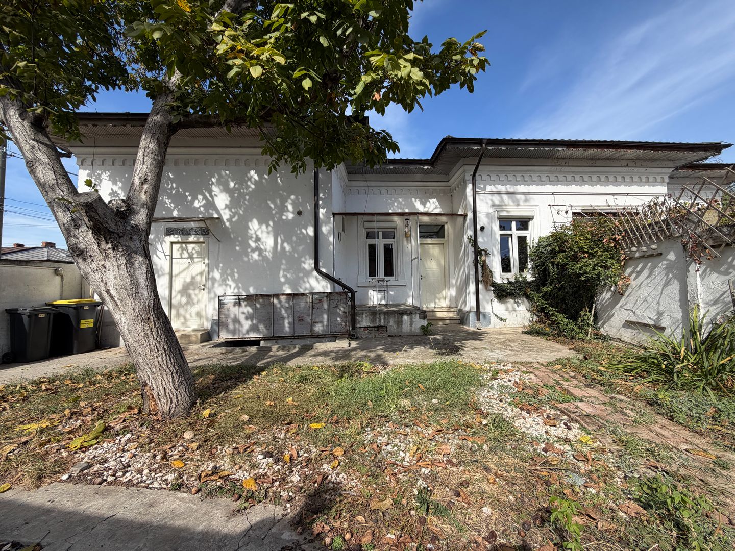 Parte de casă cu 3 camere, curte proprie și teren – Str. Ion Baiulescu - Poză 1