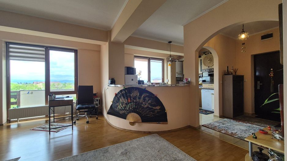 Tractoru, zonă liniștită de case, apartament spațios 3 camere cu garaj - Poză 3