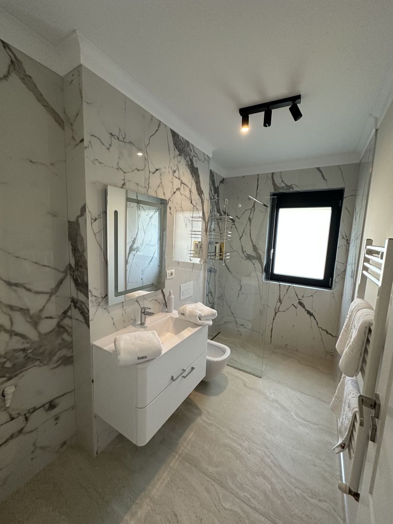 Apartment deosebit cu curte proprie se vinde complet mobilat - Poză 11
