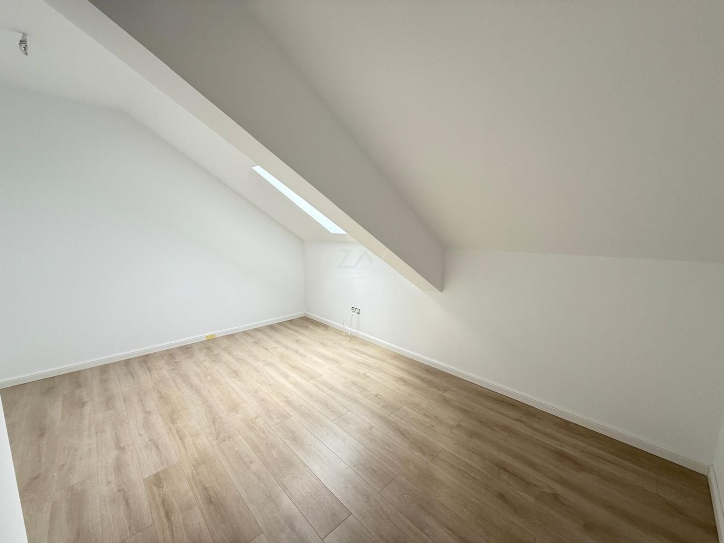 Bloc finalizat. Terasa 20 mp. 2 bai. Lift. 2 locuri de parcare. - Poză 10