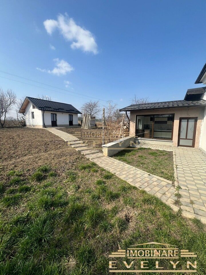 Casa de vanzare in Cristesti la strada principala, renovata complet !! - Poză 1