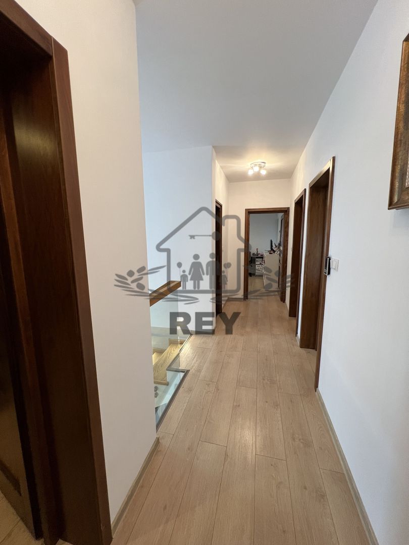 Casă de tip triplex la vânzare 6 camere /Șelimbăr /Secția 1 de Poliție - Poză 9