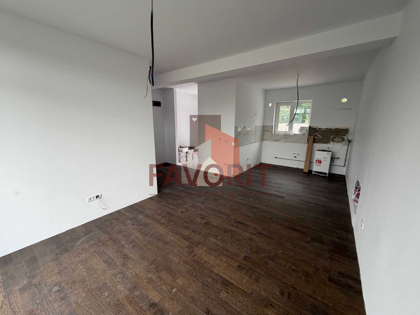 Carport. Toate utilitatile. In vatra veche la asfalt. - Poză 1