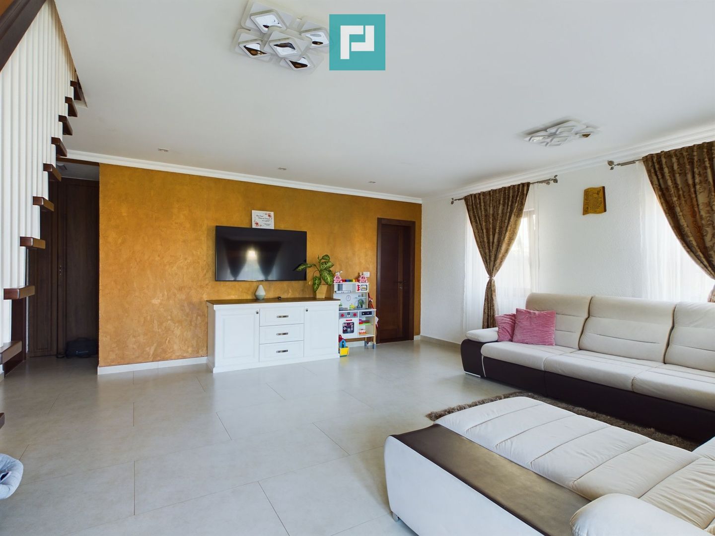 Vilă cu mansardă în Bujac - Poză 5