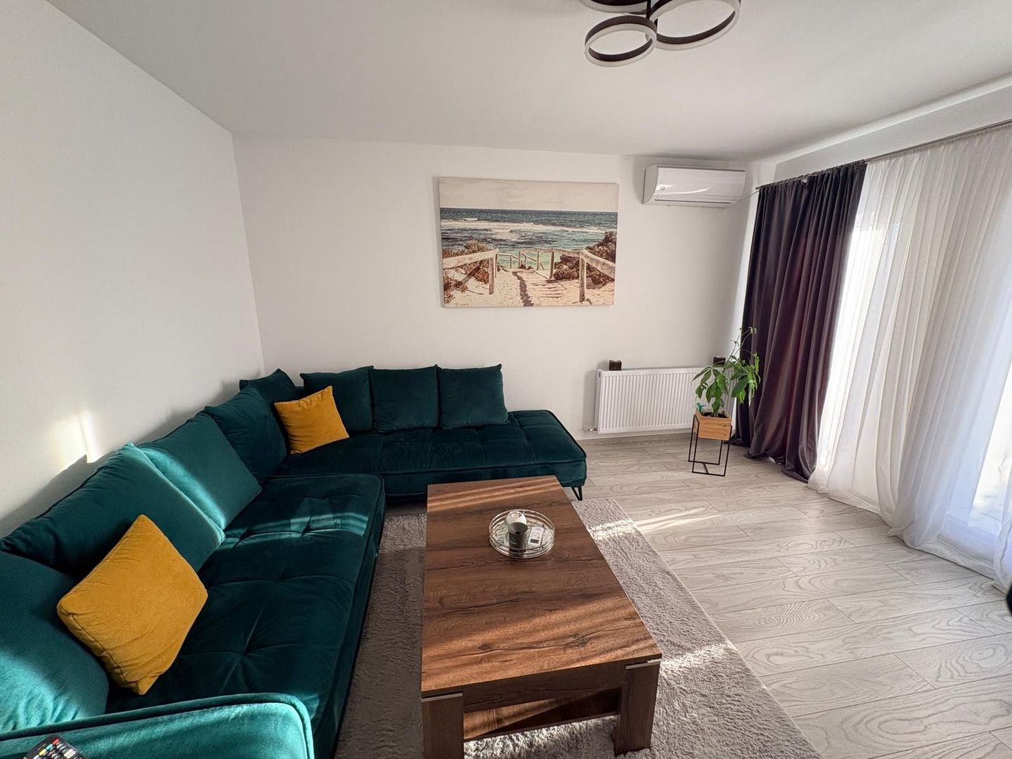 MOBILAT-UTILAT, 3 CAMERE, CURTE SPATOASA - Poză 11