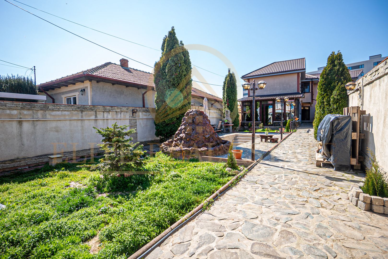 Casa De Vanzare in Palazu Mare - Teren de 455 mp cu Piscina si Garaj - Poză 2