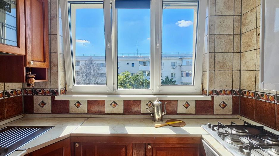 Apartament etaj intermediar, luminos, centrală proprie, fereastră la baie - Poză 2