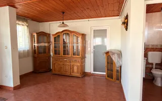 Casă cu spațiu comercial | Curte | Garaj | Parcare | Nojorid - Poză 12
