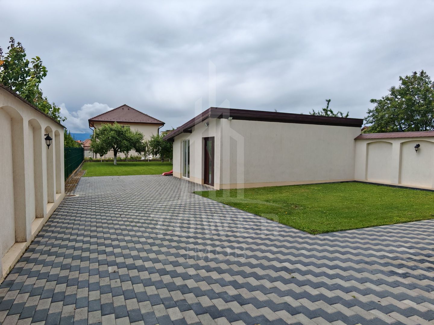 Casă modernă și spațioasă de închiriat în cartierul Gușterița - Poză 4