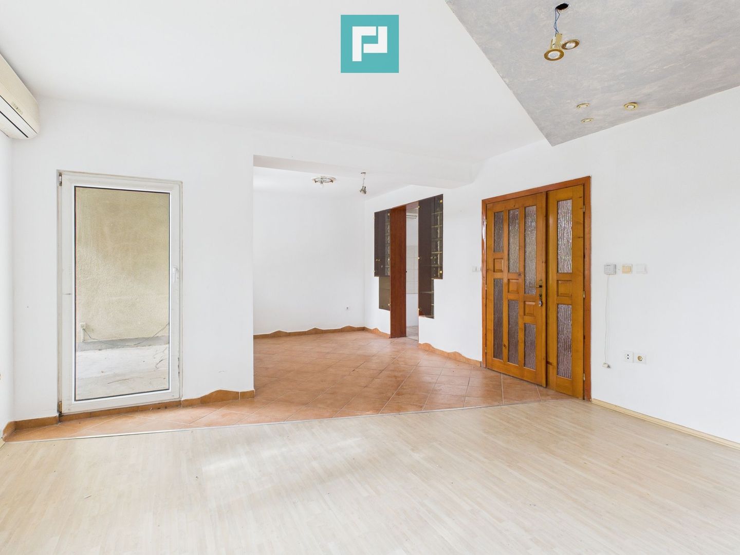 Vilă cu 5 camere pentru investiții în Dumbrăvița - Poză 24