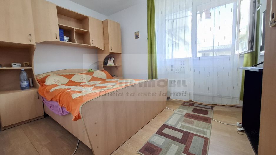 Liber, de vanzare apartament 3 camere Valea Lupului Iasi, baie cu geam - Poză 1